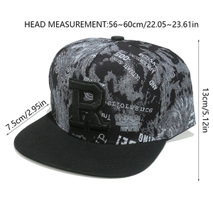 Détail d'une casquette snapback avec broderie R en 3D et motif graffiti style urbain