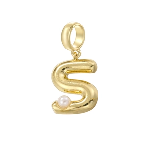 Vue détaillée du pendentif lettre S doré orné d'une élégante perle blanche de qualité