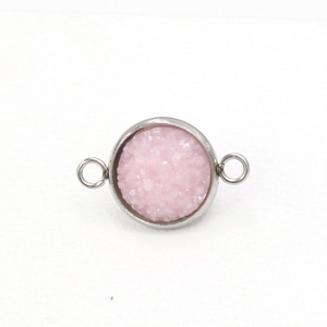 Detail van roze druzy-connector met verzilverd frame en dubbele ringen voor doe-het-zelf-sieraden