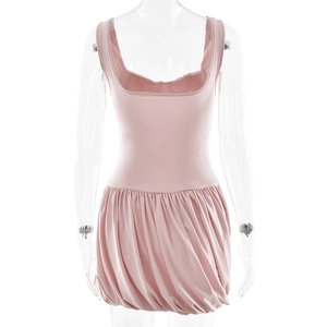 Détail d'une robe courte rose clair sans manches avec décolleté carré et ourlet plissé