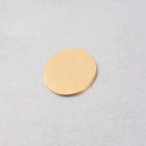 Vue détaillée d'un pendentif rond poli en acier titane doré pour bijoux DIY