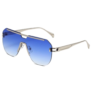Occhiali da sole oversize in metallo argento con lenti sfumate blu dal design futuristico