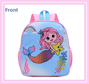 Vista frontal de la mochila de sirena con diseño de patchwork rosa y azul claro
