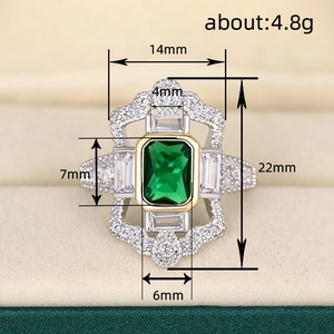 Anillo de lujo con piedra verde corte esmeralda y diseño bicolor en oro y plata fina