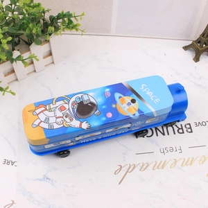 Détail de la boîte à outils bleue en forme de train avec motifs d'astronaute dessin