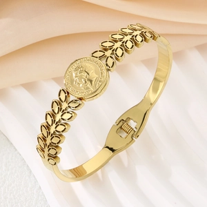 Detail of gold coin bracelet featuring George V motif and laurel leaf engraving