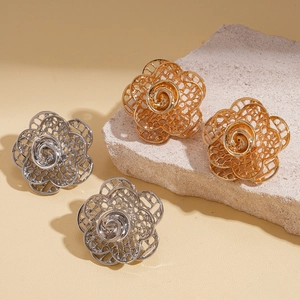 Zweischichtige hohle Rosenblüten-Ohrringe in Gold und Silber mit metallischem Glanz