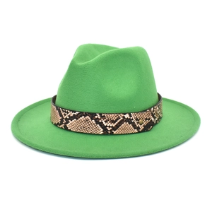 Détail du chapeau fedora en laine vert herbe avec ruban serpent et boucle dorée
