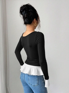 Eng anliegendes Damen Langarmshirt in Schwarz mit weißem Volant-Saum in der Rückansicht