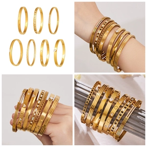 Lot de sept bracelets dorés empilables avec cœurs géométriques et zircons brillants