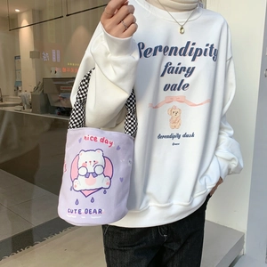 Lila Canvas Beuteltasche mit Bärenprint und schwarz-weiß karierten Schultergurten