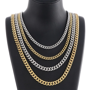Colliers gourmettes en acier inoxydable or et argent sur un buste de mannequin noir