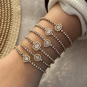 Bracelets tennis dorés avec oxydes de zirconium en forme de cœur sur le poignet d'un mannequin