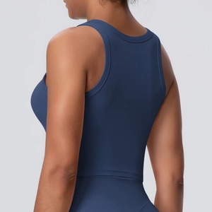 Detail von marineblauem Racerback-Yoga-Top mit integrierten Pads und elastischem Sportgewebe