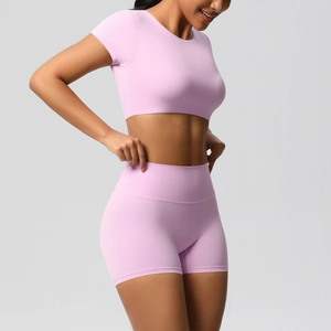 Détail d'un ensemble de yoga lilas avec haut court rembourré et short de sport taille haute