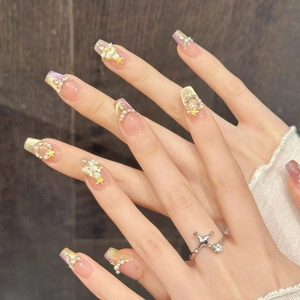 Faux ongles dégradé rose avec perles et étoiles, bague élégante en argent assortie