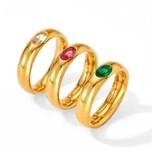 Detailansicht goldener Ringe mit grünen, rosa und weißen ovalen Zirkonia Steinen