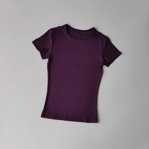 Detailansicht des dunkelvioletten, schnelltrocknenden Kurzarm-Yoga-T-Shirts im Flachbild