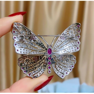 Detalle macro de la parte posterior del broche de mariposa plateado con pin y cierre