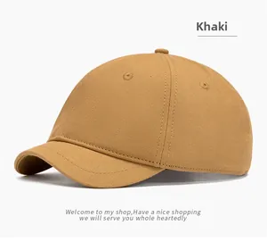 Détail d'une casquette courte kaki montrant la texture tissée à chevrons et les coutures