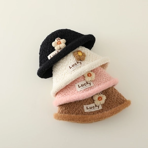 Mädchen Winter Fischerhut aus Sherpa in vier Farben mit Strickblumen und Lucky-Label