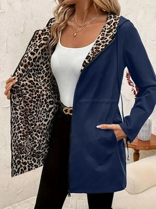 Detail eines dunkelblauen Kapuzen-Windbreakers mit Leopardenmuster-Futter und Kordelzug