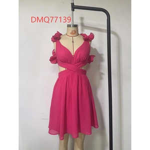 Détail de la robe rose sans manches avec taille ajourée et bretelles en dentelle florale