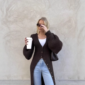 Gilet long en maille marron foncé pour femme avec col en V, boutons et manches bouffantes