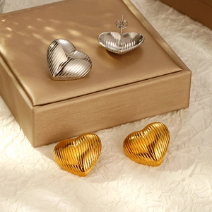 Orecchini a cuore cavo in acciaio inossidabile con trama a strisce nei colori oro e argento