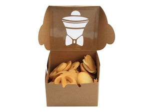 Dettaglio di scatola alimentare in kraft con biscotti al burro assortiti e logo stampato