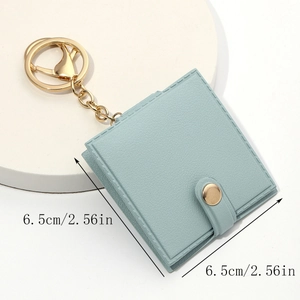 Dettaglio mini specchio quadrato in pelle azzurra con dimensioni 6,5 cm x 6,5 cm
