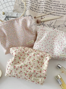 Floral cotton cosmetic bags in three colors with zippers and a small logo patch