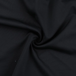 Macro del tessuto a maglia nero che mostra la trama fine e il drappeggio morbido