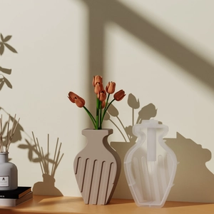 Vue détaillée du moule en silicone pour vase strié et vase en résine mat avec tulipe