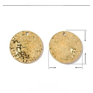 Détail macro d'un pendentif rond martelé doré de 20mm en acier inoxydable durable