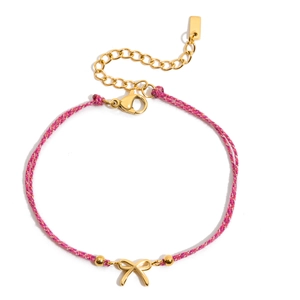 Détail du bracelet en corde tressée rose avec breloque nœud doré et fermoir ajustable