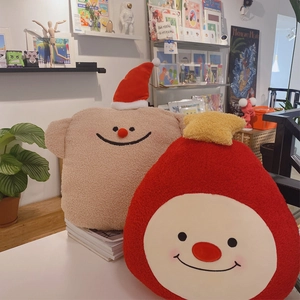 Detailaufnahme von Weihnachts-Plüschtieren aus weichem Teddy-Fleece in Stern-Form