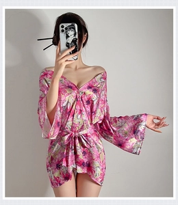 Detailansicht eines rosa geblümten Satin-Kimonos aus Seidenstoff mit Bindegürtel