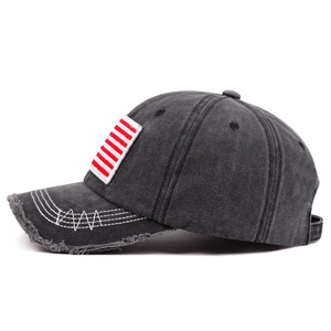 Dettaglio cappellino grigio effetto invecchiato con bandiera USA e bordo sfilacciato