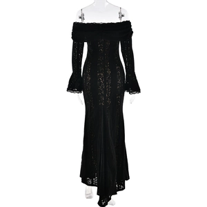 Dettaglio dell'elegante abito in pizzo nero con spalle scoperte e maniche lunghe