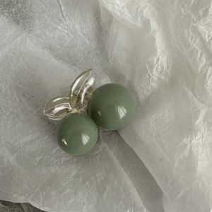 Detailed GIF showing the opening and closing mechanism of the green cherry hair claw clip
