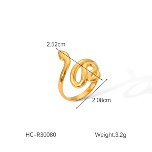 Vue détaillée de la bague serpent dorée avec dimensions de 2,52 cm et poids de 3,2 g