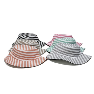Sélection de six chapeaux bobs rayés en coton coloré pour la protection solaire estivale