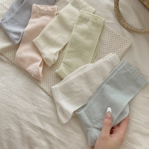 Calze a metà polpaccio in seta colori Morandi tra cui azzurro, rosa e beige