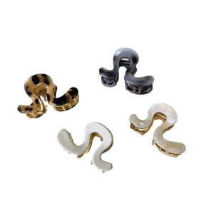 Minimalist wave-shaped hair claws in leopard print and pearlescent finishes for women