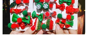 Détail du set de barrettes de Noël avec paillettes rouges et motifs festifs en tissu