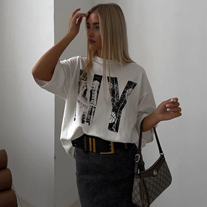 Gros plan sur l'imprimé vintage Brooklyn d'un t-shirt en coton blanc au style urbain