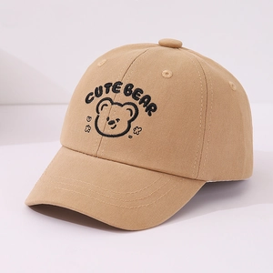 Détail de broderie d'ours mignon et coton kaki sur casquette de baseball enfant