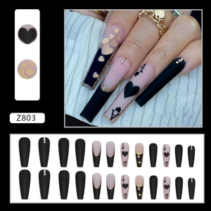 Faux ongles thème poker cœur étoilé noir mat et rose avec paillettes dorées et strass