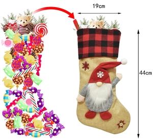 Gedetailleerde afmetingen voor een 44cm jute kerstsok met een rood kabouterontwerp